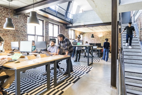 诚挚寄语栏目配图 - 雨燕足球团队与用户沟通的温馨场景
